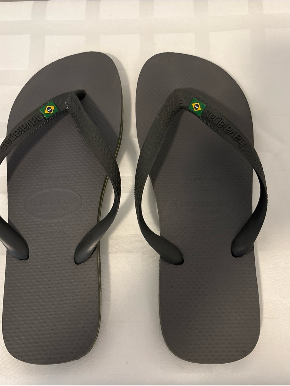 Havaianas Brasil Men's Flip Flops Gray Size USA 10/11 
In Excellent Condition!
